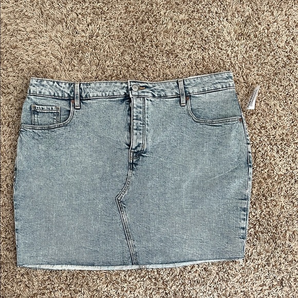 Old Navy Dresses & Skirts - Old Navy denim skirt in size 18. NWT
